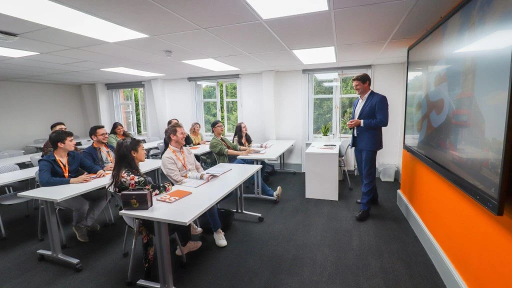 genel ingilizce kursu genel ingilizce konuşma kursu londra'da ingilizce eğitimi londra'da yurtdışında nasıl eğitim alınır uluslararası öğrenciler için londra'da ingilizce kursları